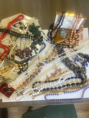 Estate Vintage & Antique Costume Jewelry Lot 31 pieces total